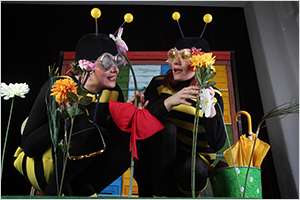 Slika predstave Čebelica Debelica, otroškega gledališča KU-KUC